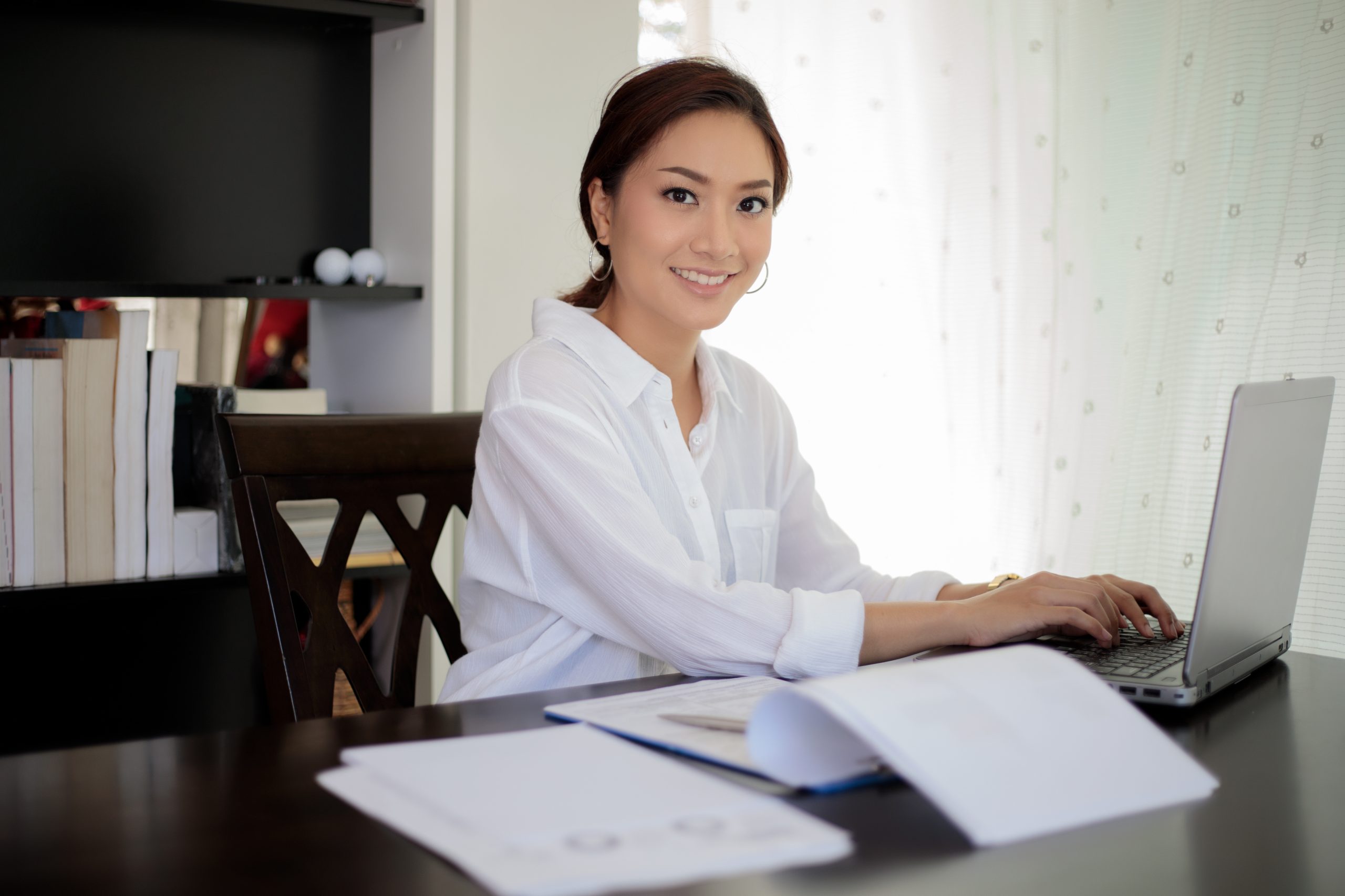 //www.hillstreet.com.sg/wp-content/uploads/2021/06/Hillstreet-woman-works-in-home-office-scaled.jpg